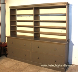 Oude originele lade kast met opstand /1546