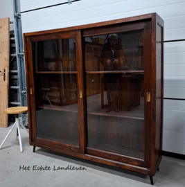 Geweldige oude vitrine-kast op elegante pootjes