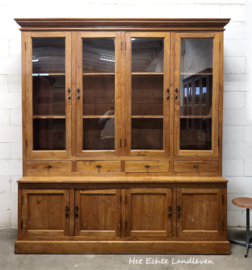 Groot formaat vitrinekast elegante belijning