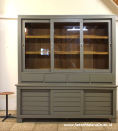 Verkocht / Vitrinekast / e 4150