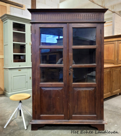 Leuke vitrinekast met glas aan beide zijden