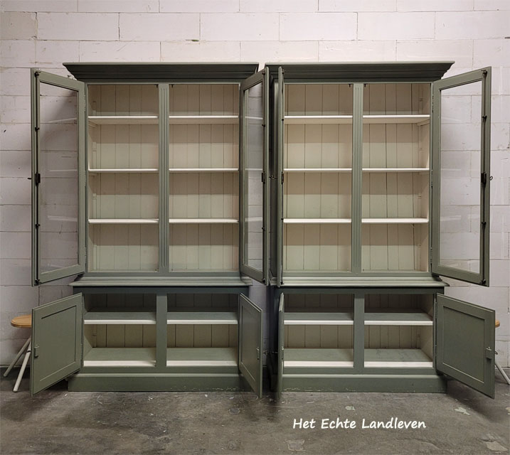 2 identieke buffetkasten / a4636