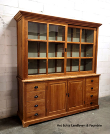Unieke buffetkast in originelen hout