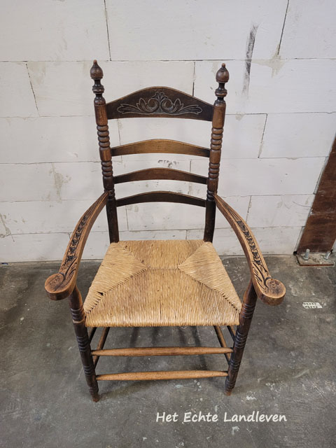 Set van 2 Antieke Stoelen met Armleuningen – Sierlijk en Uniek /4615