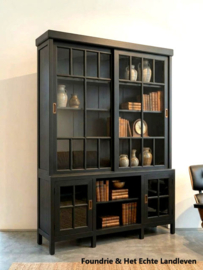 Open vitrinekast met veel glas