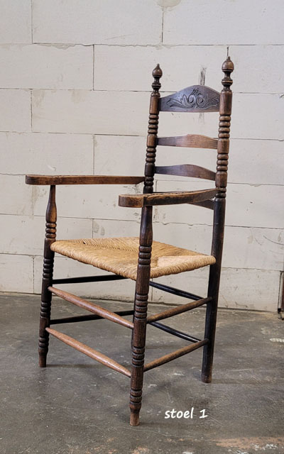 Set van 2 Antieke Stoelen met Armleuningen – Sierlijk en Uniek /4615