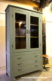 Verkocht / Vitrinekast met 3 lade /e4178