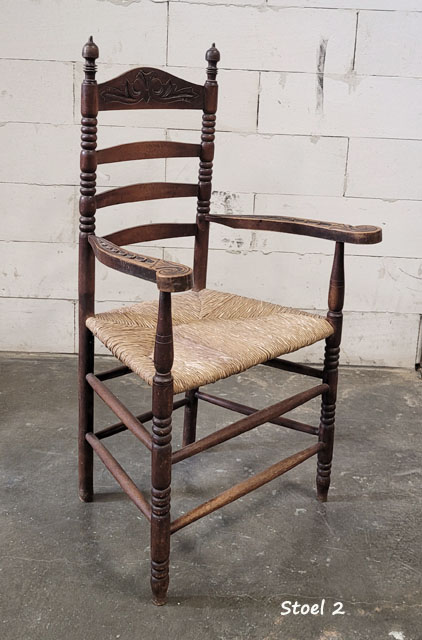 Set van 2 Antieke Stoelen met Armleuningen – Sierlijk en Uniek /4615