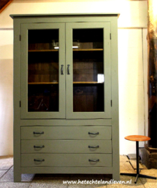 Verkocht / Vitrinekast met 3 lade /e4178