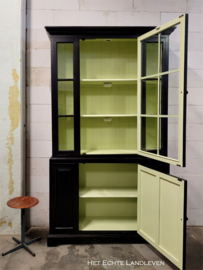 Oude Buffetkast / Vitrinekast /zwart/oud groen