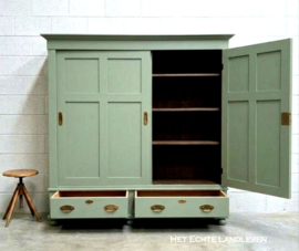 Prachtige vintage XL kast in zachtgroen div. kleuren