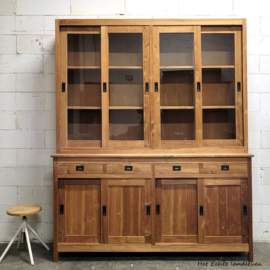 Strakke buffet-vitrinekast – functioneel en stijlvol