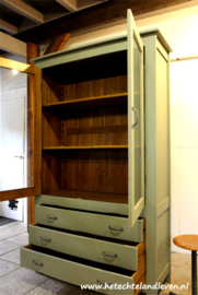 Verkocht / Vitrinekast met 3 lade /e4178