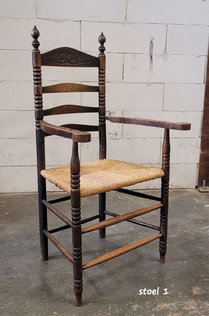 Set van 2 Antieke Stoelen met Armleuningen – Sierlijk en Uniek /4615