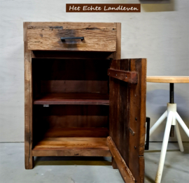 Compacte Kast van Authentiek Hout – Stoer en Sfeervol