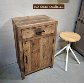 Compacte Kast van Authentiek Hout – Stoer en Sfeervol