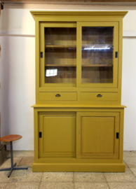 Verkocht / Hoge vitrinekast / schuifdeuren/ lade e 4109