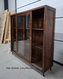 Geweldige oude vitrine-kast op elegante pootjes