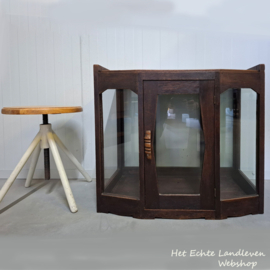 Art Deco vitrinekastje – Amsterdamse stijl met doorkijk