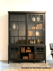 Open vitrinekast met veel glas