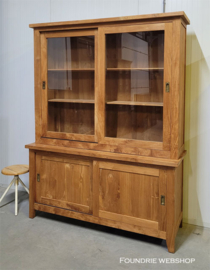 Vitrinekast met schuifdeuren