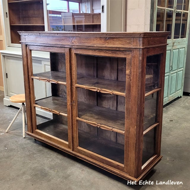 Vintage Vitrinekast – Laag Model met Glasdeuren / a4626