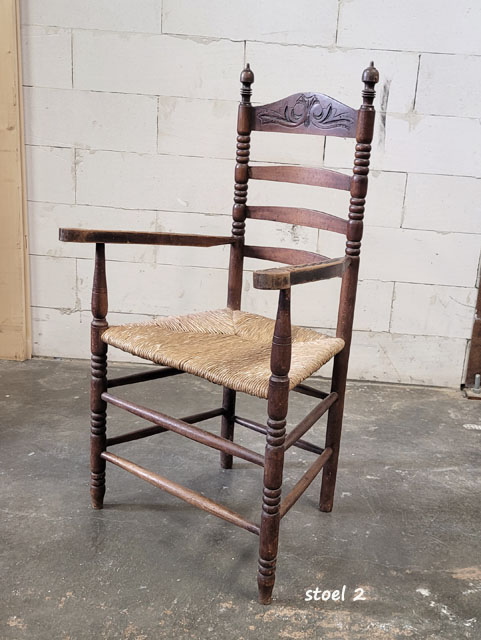 Set van 2 Antieke Stoelen met Armleuningen – Sierlijk en Uniek /4615