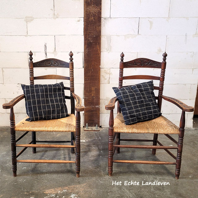 Set van 2 Antieke Stoelen met Armleuningen – Sierlijk en Uniek /4615