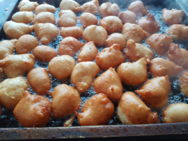 Oliebollen kraam 2 uur onbeperkt uitdelen.