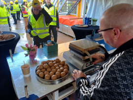 Stroopwafelkraam 2 uur uitdelen.