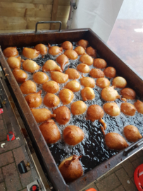 Oliebollen kraam 2 uur onbeperkt uitdelen.