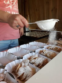 Poffertjeskraam huren inclusief poffertjesbakker 4 uur onbeperkt eten.