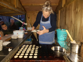 Poffertjeskraam huren inclusief poffertjesbakker 4 uur onbeperkt eten.