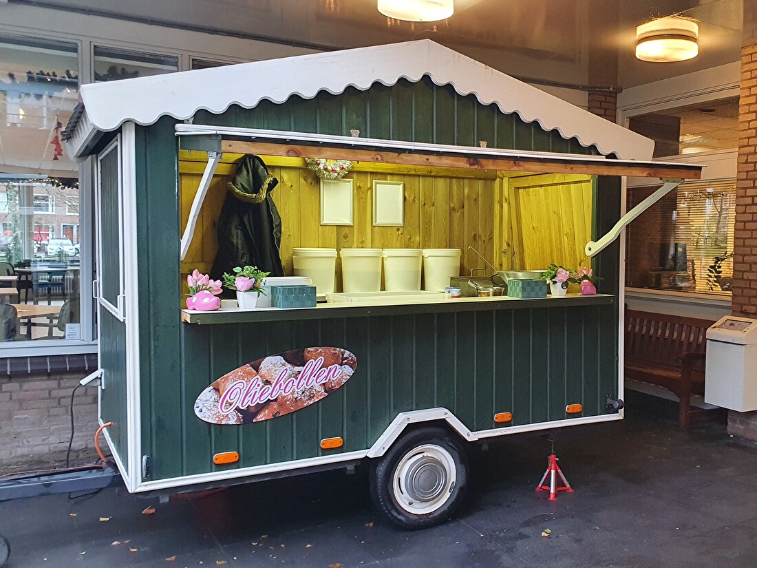Oliebollenkraam van Funverhuur voor versgebakken oliebollen op bedrijfsfeesten, kerstmarkten en evenementen