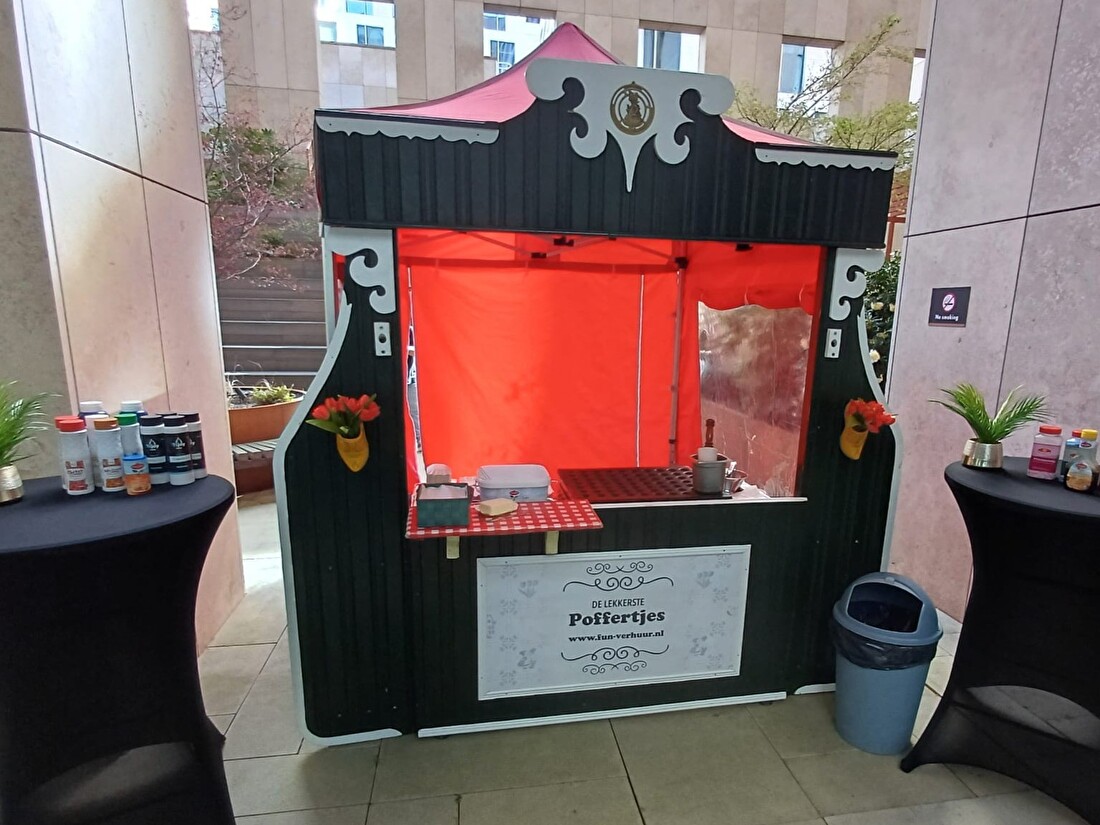 Poffertjeskraam van Funverhuur inclusief poffertjesbakker voor feesten, festivals en evenementen op locatie