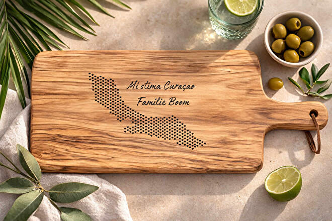 Borrelplank met Cura&ccedil;ao gravering en persoonlijke tekst op een houten borrelplank naar keus