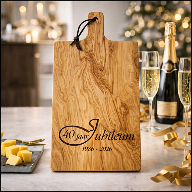 Persoonlijke borrelplank als jubileum cadeau, met gravering in hout