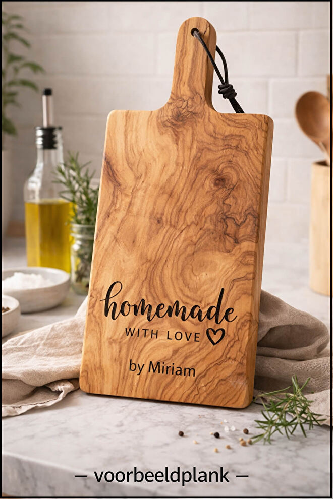Borrelplank Home made with Love met persoonlijke tekst gravering