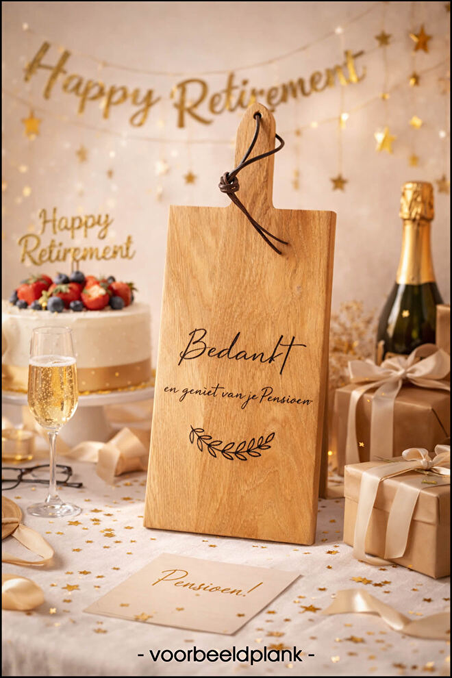 Houten borrelplank met persoonlijke gravering voor pensioen cadeau