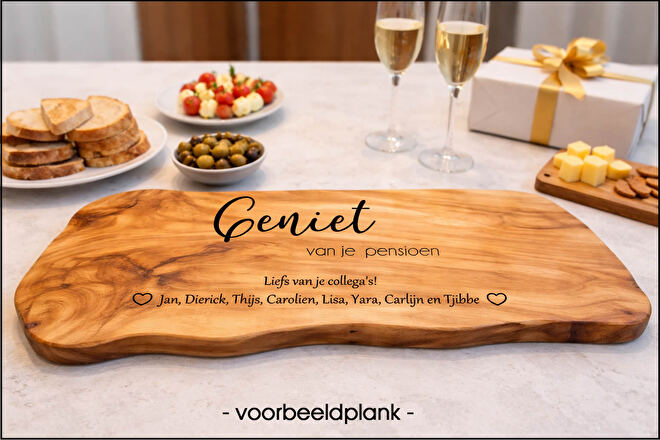 Perfect Pensioen Cadeau voor afscheid collega of vriendin, bestel een houten borrelplank en start met personaliseren