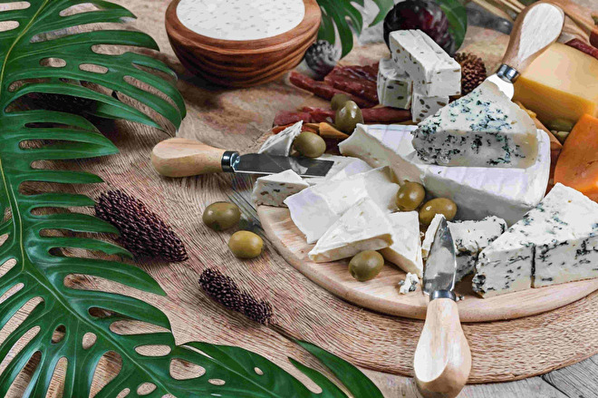 Gepersonaliseerde borrelplank met luxe kaasmessenset – Happenplank cadeau