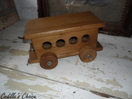 Grote houten locomotief met wagons