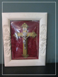 Religieus schilderij kruis met corpus in lijst met bolglas