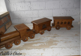 Grote houten locomotief met wagons