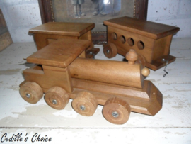 Grote houten locomotief met wagons