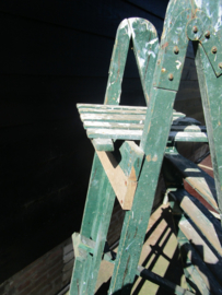 Oude groene schilderstrap ladder rek
