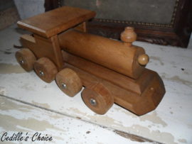 Grote houten locomotief met wagons