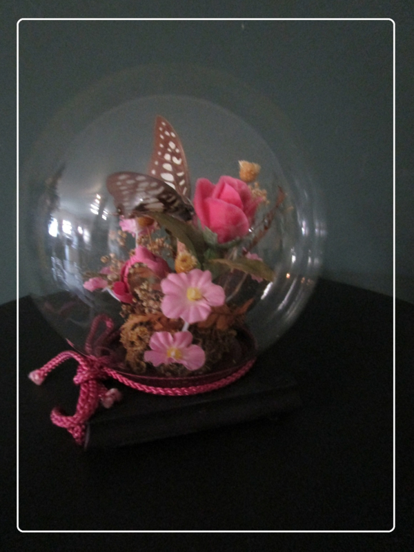 bedenken Accor Nageslacht Vintage glazen stolp bol met bloemen en vlinder - zwart | Overige  decoraties | Cedilles Choice
