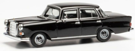 H420457 Mercedes Benz 200 Heckflosse zwart 1:87