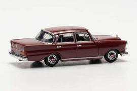 H420457-002 Mercedes Benz 200 Heckflosse rood 1:87